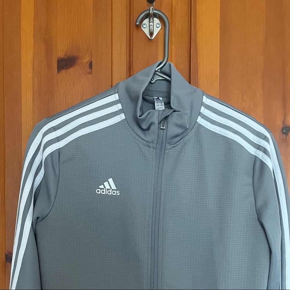 NW. Adidas jacket with pockets.